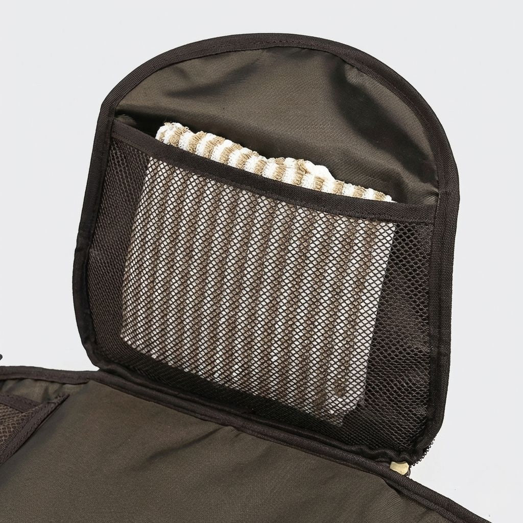 Compartiment latéral ouvert révélant une grande poche plate et une poche filet en tissu kaki foncé