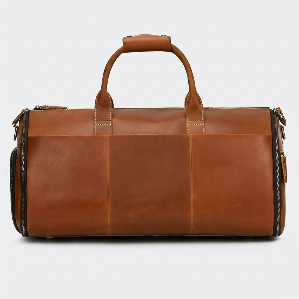 Dos du sac de voyage en cuir cognac naturel, construction multi-panneaux avec surpiqûres apparentes