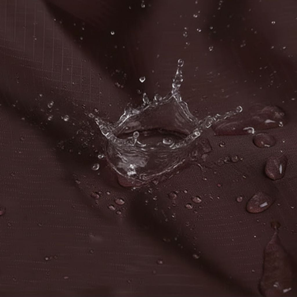 Gros plan sur la doublure imperméable brun foncé du sac de voyage avec des gouttes d'eau perlantes