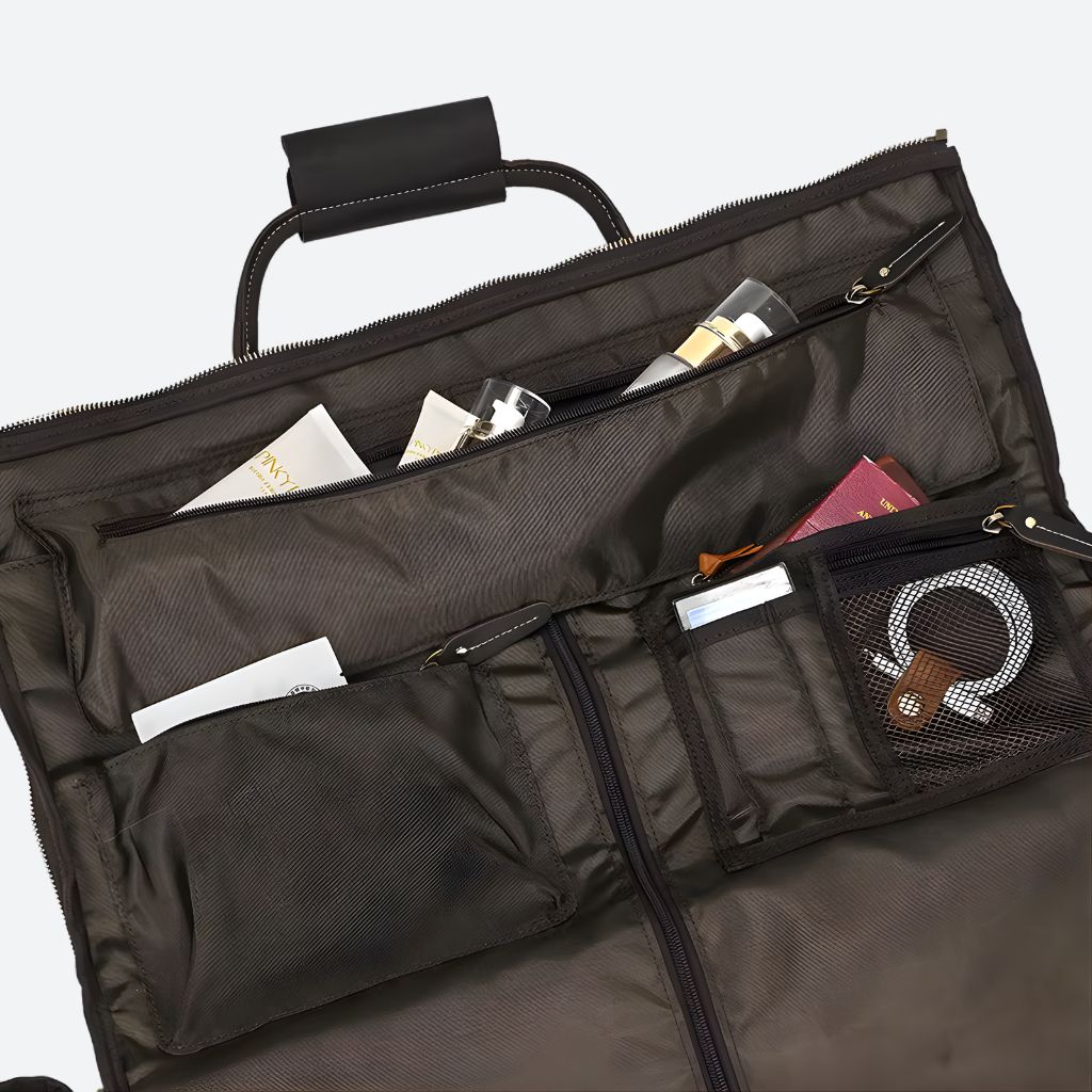 Intérieur du sac de voyage en cuir avec poches mesh organisatrices contenant passeport, documents et accessoires Image