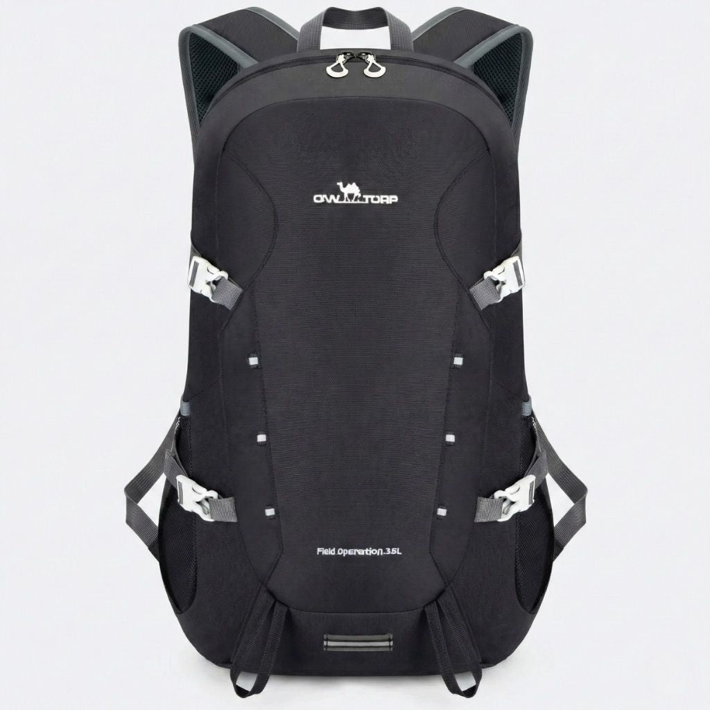 Sac à dos randonnée pliable 35L noir ultra-léger, design épuré avec clips argentés et bretelles rembourrées.