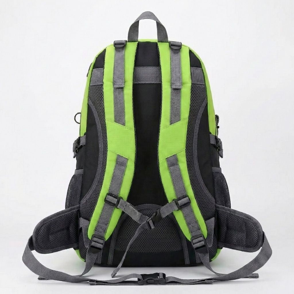 Vue arrière d'un sac à dos randonnée étanche 40L vert vif, bretelles et ceinture lombaire noires rembourrées.