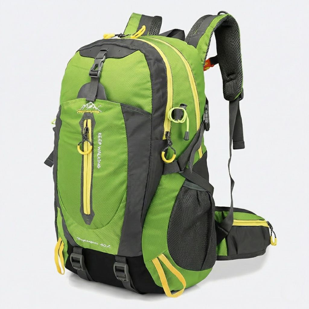 Sac à dos randonnée 40L vert vif, liserés jaune, bretelles matelassées et poches frontales zippées, vue de face.