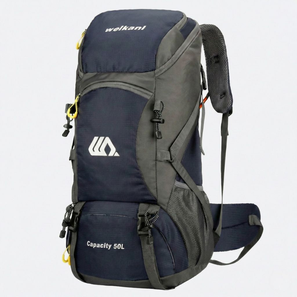 Sac à dos de randonnée 50L bleu marine, vue 3/4 avant, bretelles larges, poche zippée et ceinture ventrale