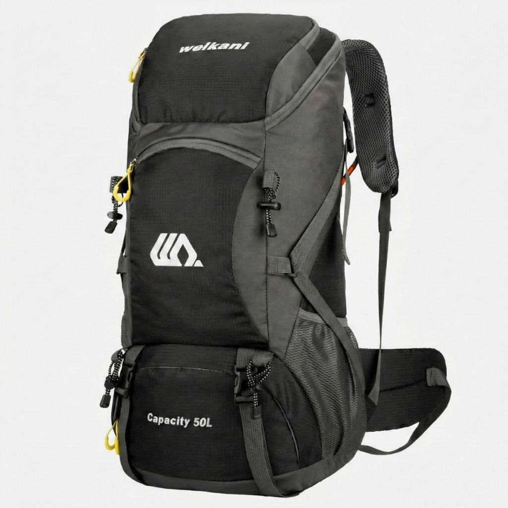 Sac à dos de randonnée 50L noir, vue 3/4, bretelles larges rembourrées, poche avant zippée et ceinture ventrale
