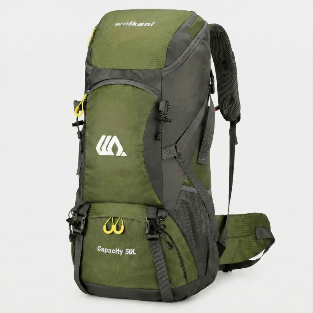Sac à dos de randonnée 50L vert kaki, vue 3/4, bretelles larges rembourrées, poche zippée et ceinture ventrale
