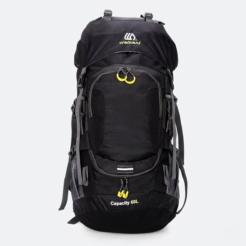 Sac à dos randonnée 60L noir vu de face, poche frontale zippée avec anneaux jaunes et tête de sac rigide.