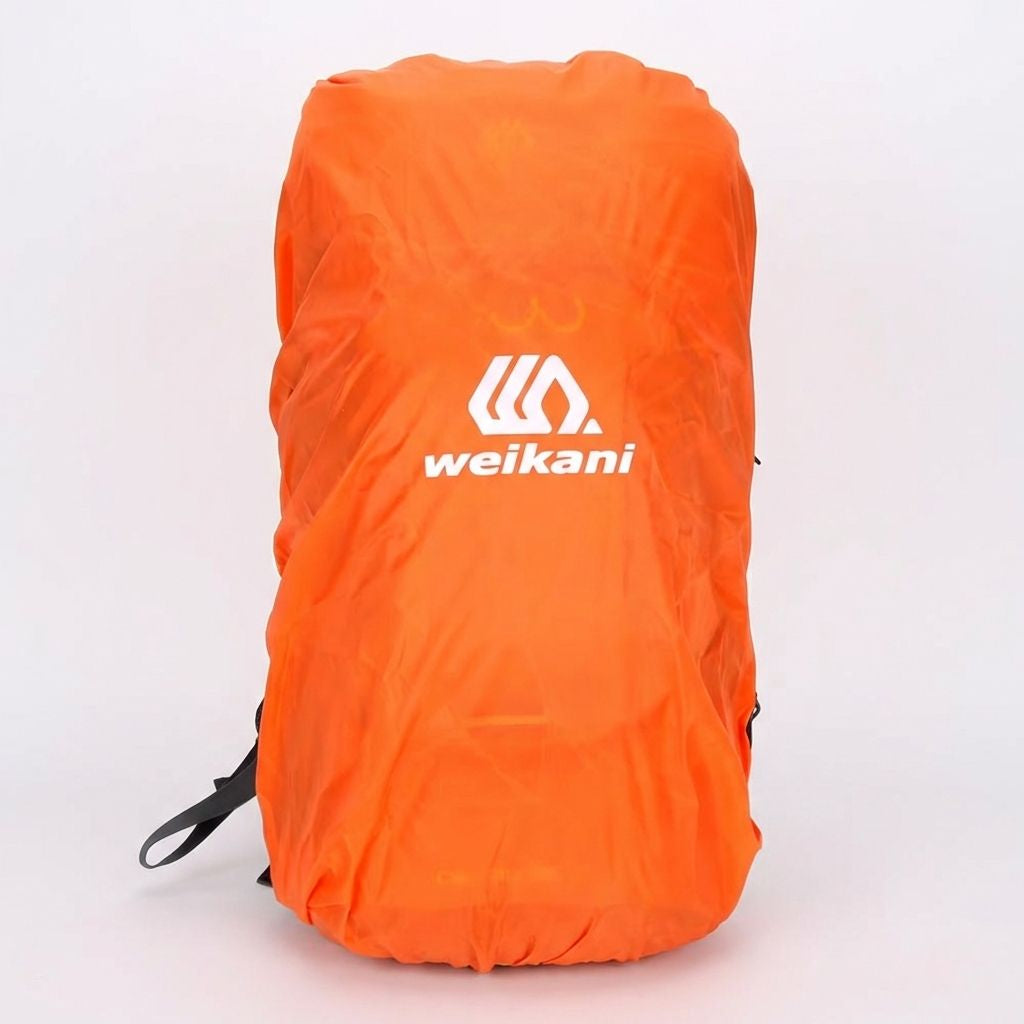 Housse de pluie orange imperméable déployée sur un sac à dos randonnée 60L pour protection contre les intempéries.