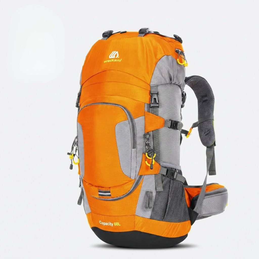 Sac à dos randonnée 60L orange et gris, structure haute pour trekking, bretelles ergonomiques et poches latérales.