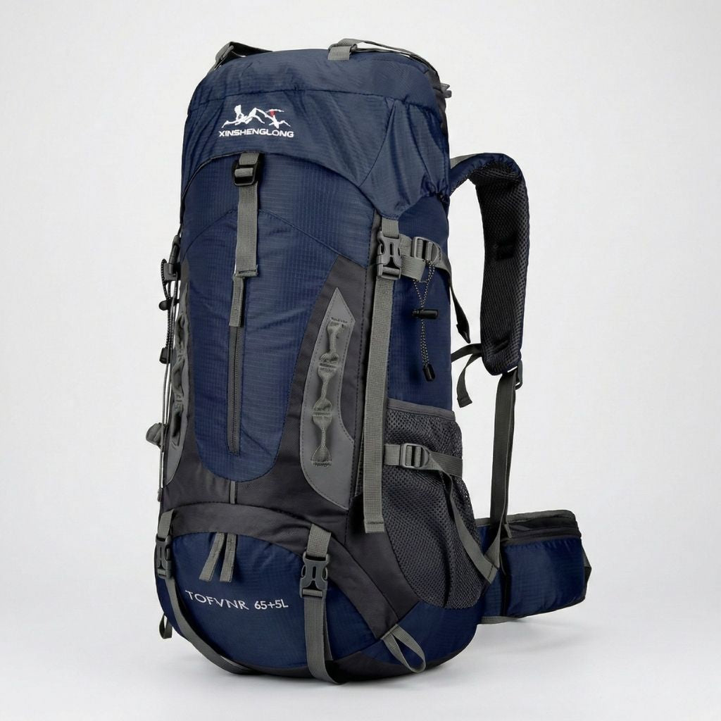 Sac à dos randonnée 70L bleu marine, vue 3/4, sangles de compression latérales et ceinture lombaire rembourrée.