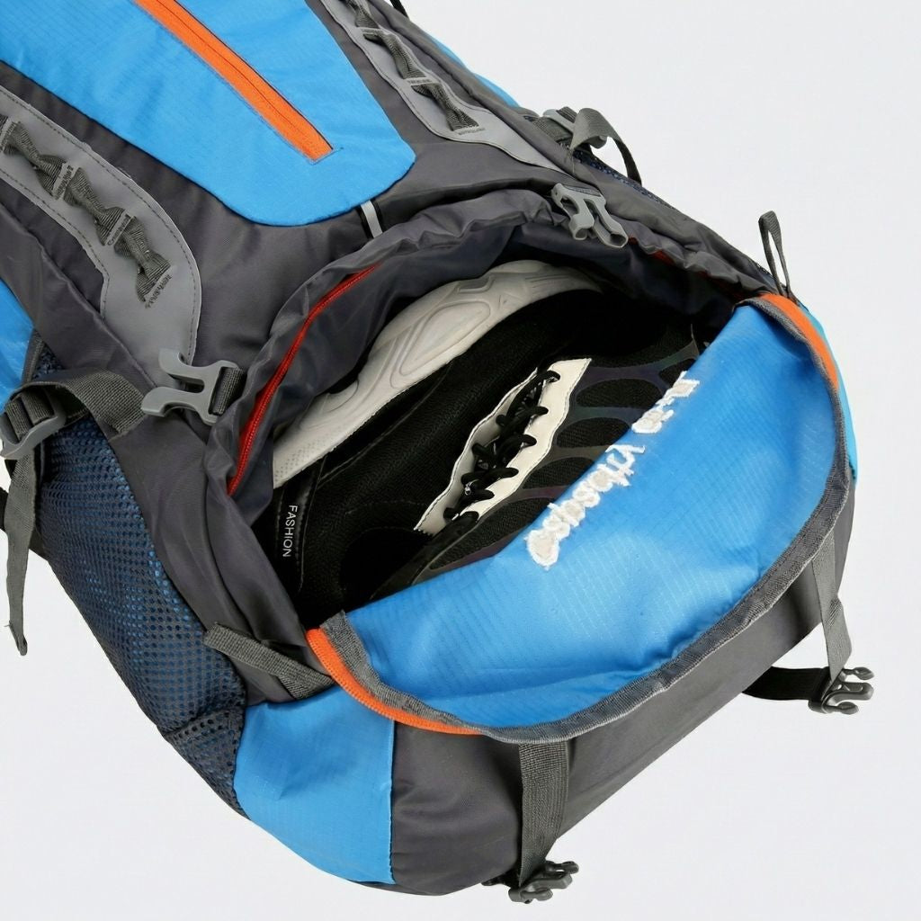 Compartiment inférieur bleu du grand sac à dos de randonnée 70L ouvert révélant une paire de chaussures Image