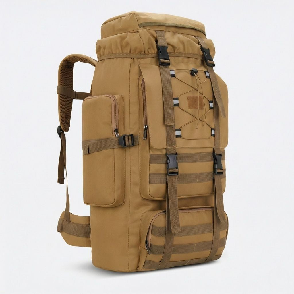 Sac à dos tactique de voyage 80L coyote, rails MOLLE, poches frontales et sangles de compression latérales.