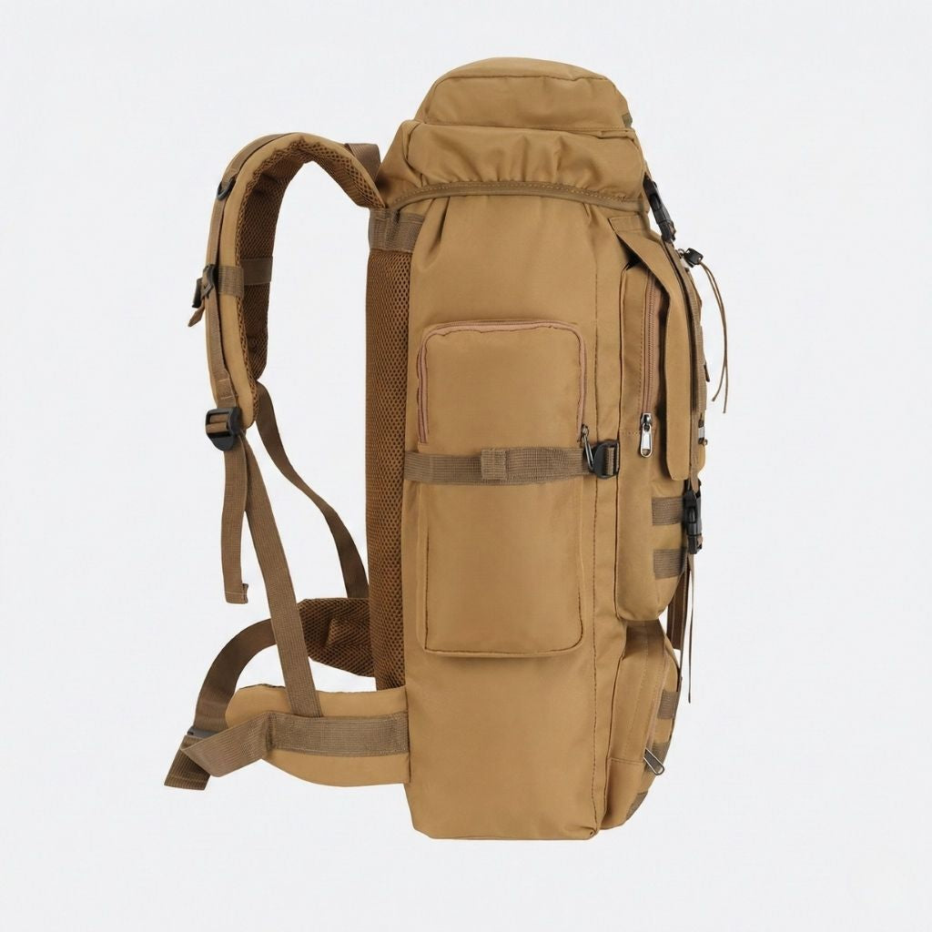 Vue de côté d'un sac à dos tactique de voyage 80L coyote tan, poches latérales zippées et sangles de compression.