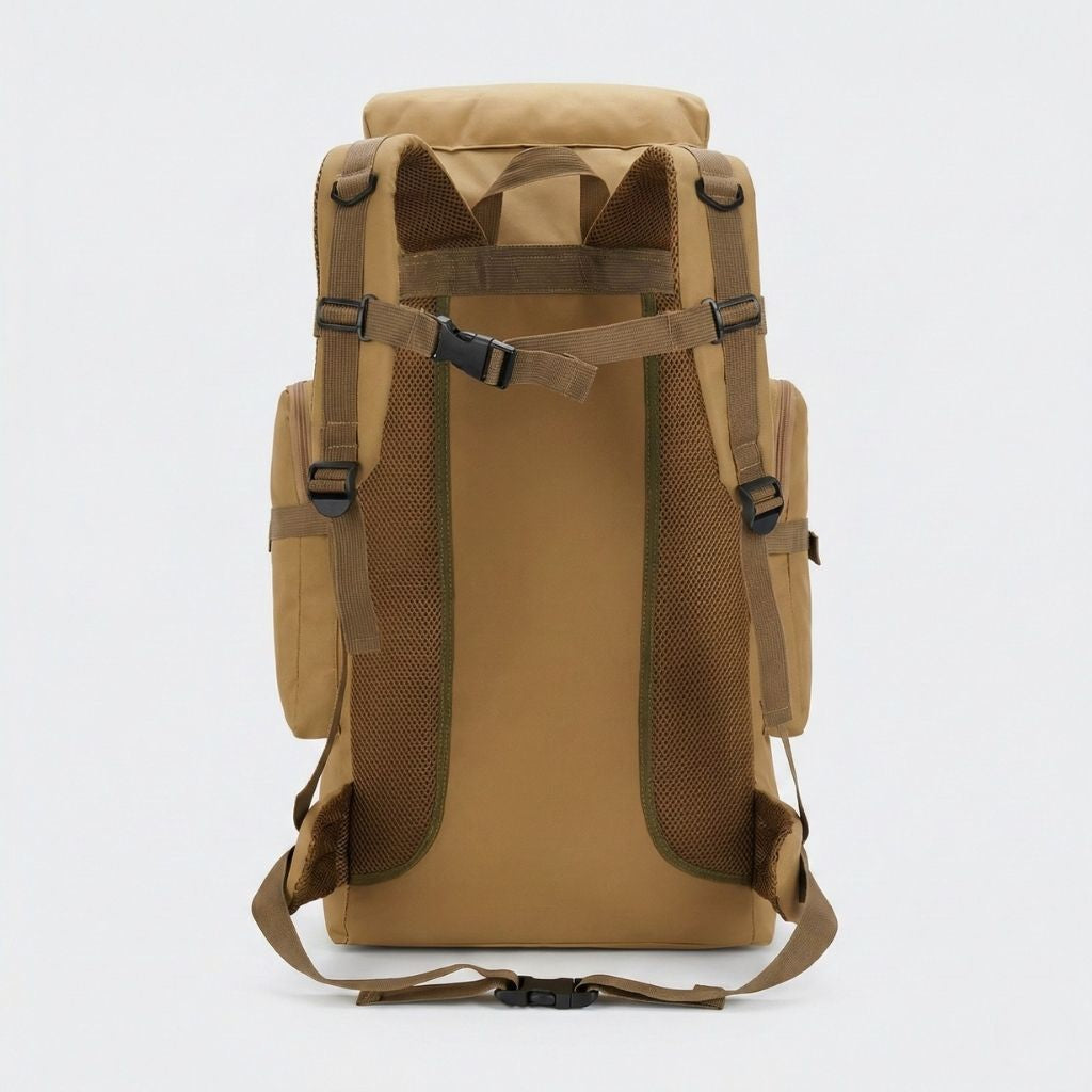 Dos d'un sac à dos tactique de voyage 80L coyote tan, bretelles larges rembourrées en mesh et sangle lombaire.