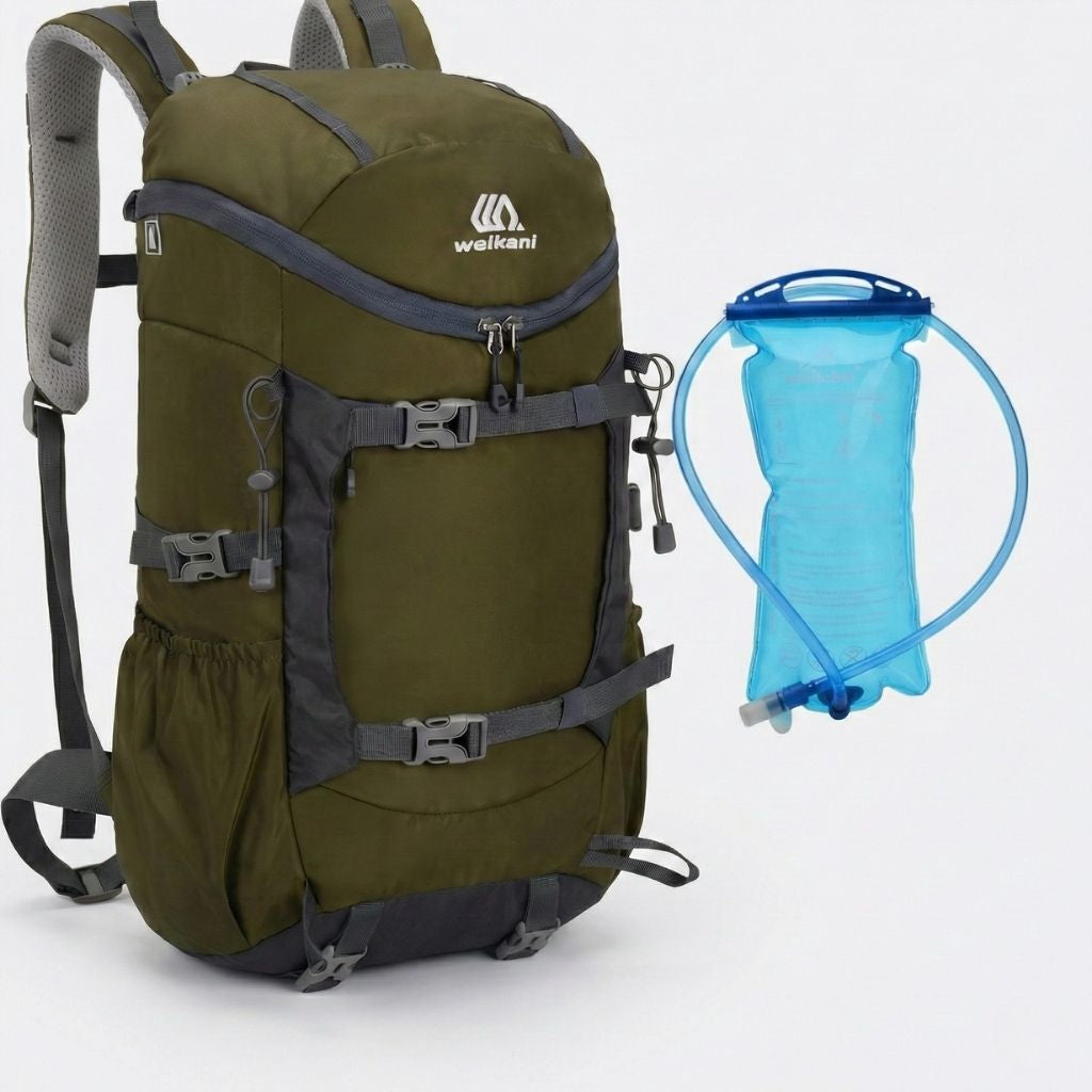 Sac à dos randonnée vert kaki avec poche d'hydratation bleue de 2L incluse, compatible poche à eau pour le trail.