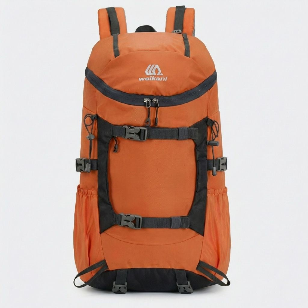 Sac à dos randonnée orange et noir compatible poche à eau, sangles de compression et bretelles larges rembourrées.