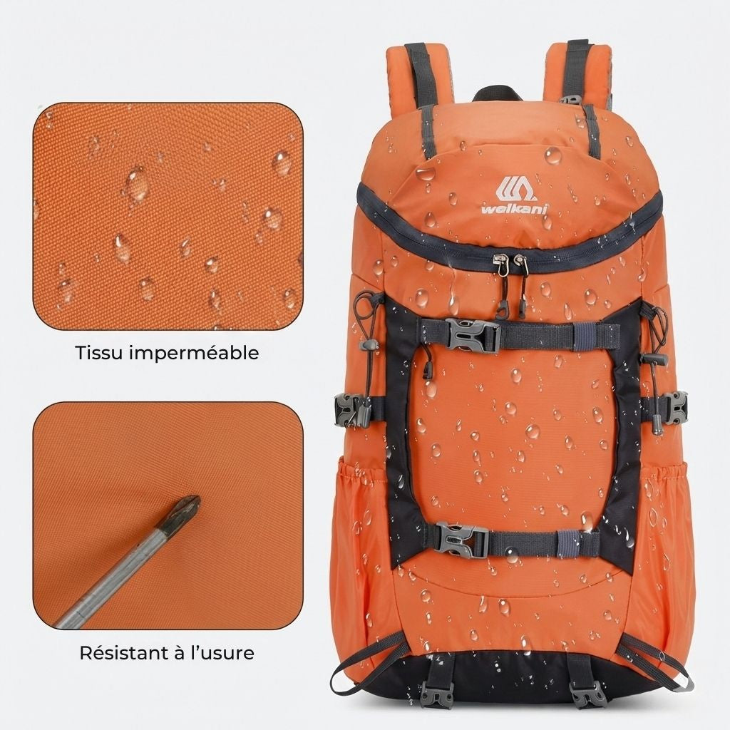 Sac à dos de randonnée orange imperméable couvert de gouttes d'eau avec gros plans sur le tissu résistant à l'usure Image