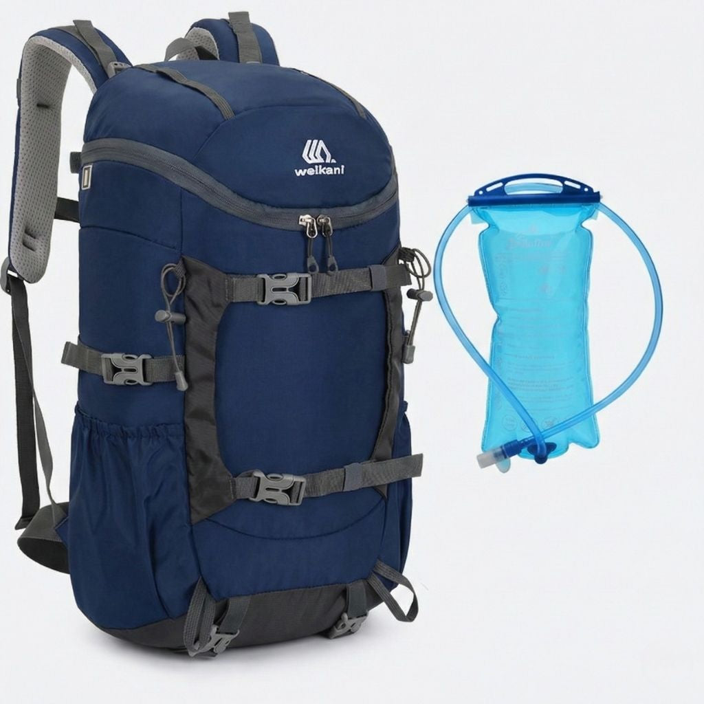 Sac à dos randonnée bleu marine avec poche d'hydratation bleue de 2L incluse, compatible poche à eau pour le trail.