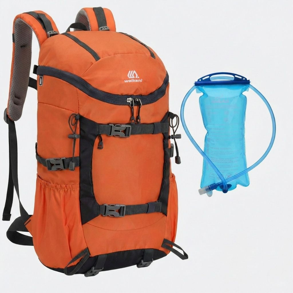 Sac à dos randonnée orange avec poche d'hydratation bleue de 2L incluse, compatible poche à eau pour le trail.