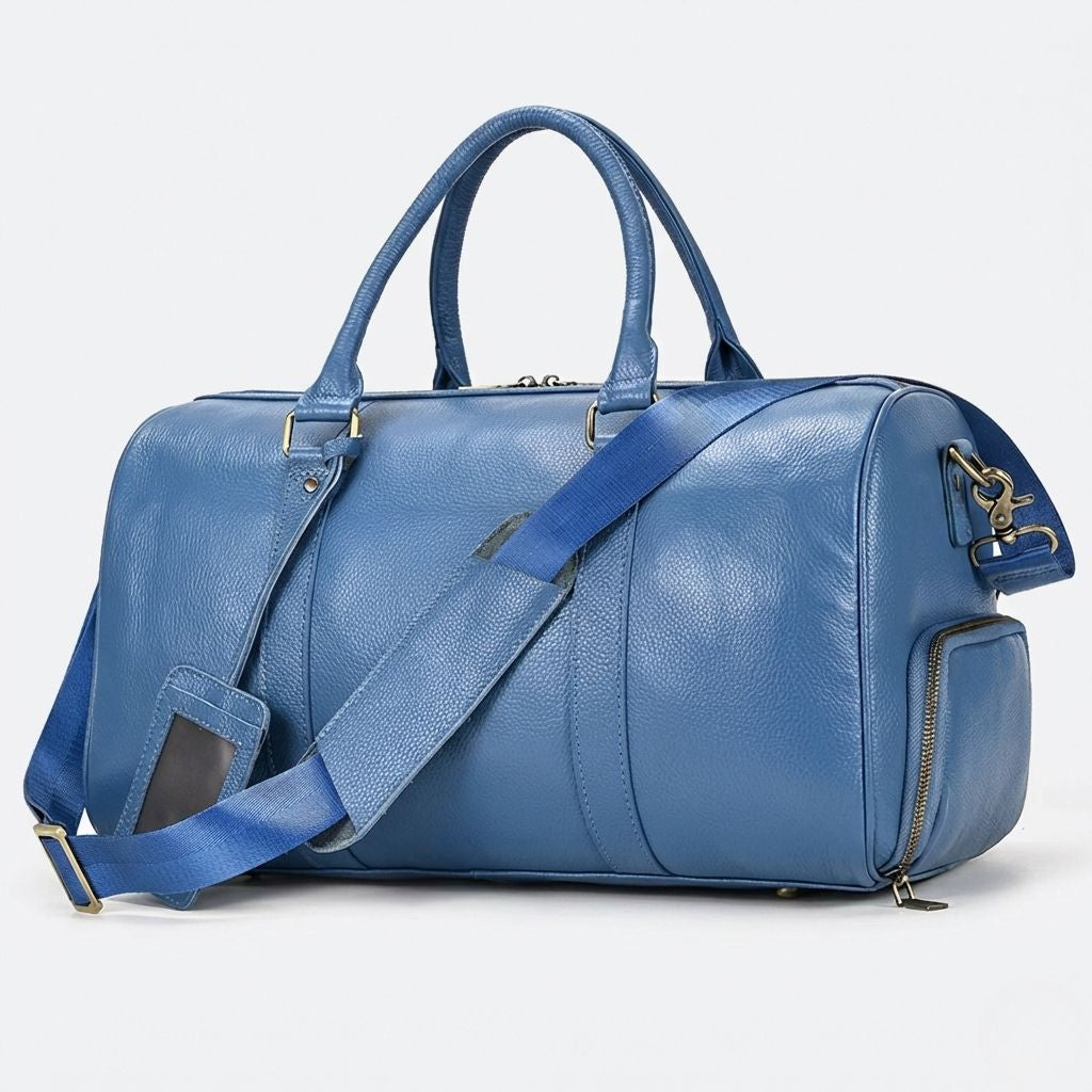 Sac de voyage cabine cuir grainé bleu acier, vue trois quarts arrière avec bandoulière réglable