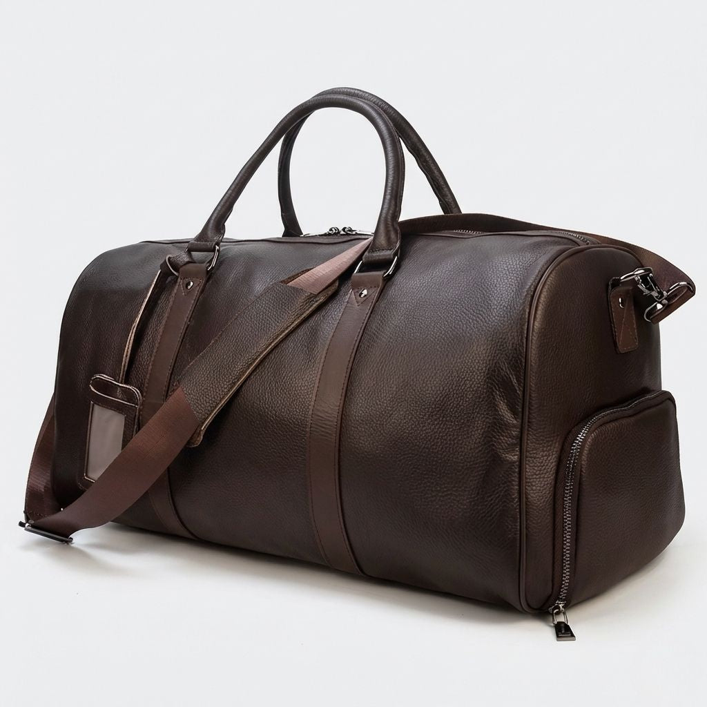 Sac de voyage cabine cuir grainé marron chocolat, vue trois quarts avec poche latérale zippée