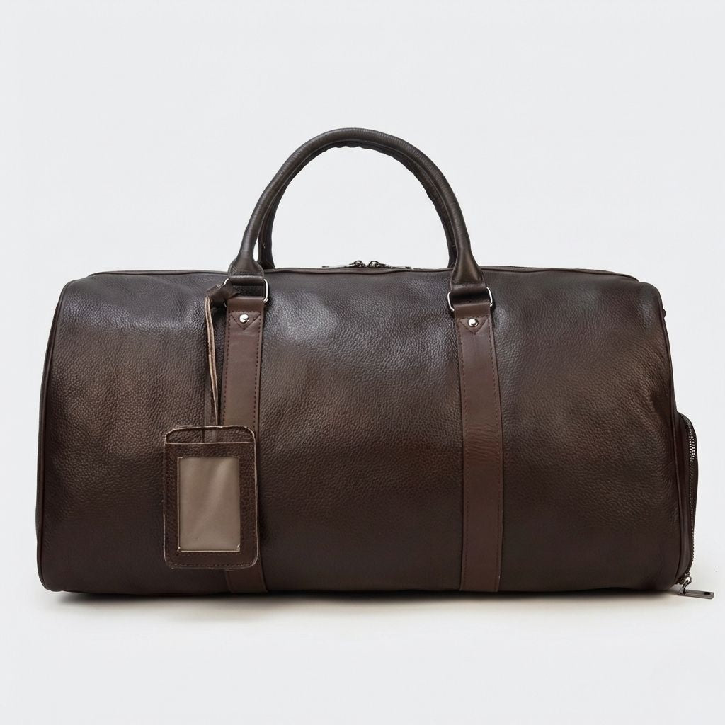Façade du sac de voyage en cuir grainé marron chocolat foncé avec étiquette porte-adresse pendante