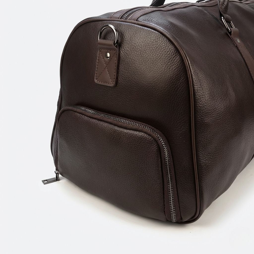 Côté en cuir grainé marron chocolat avec poche à chaussures zippée, anneau D et patte cuir