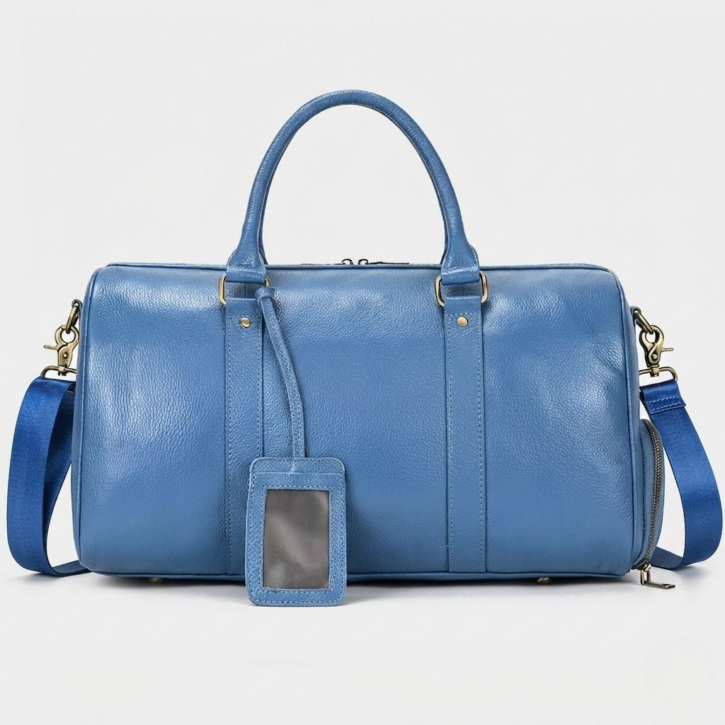 Sac cabine cuir grainé bleu acier de face, étiquette porte-adresse et bandoulière assortie