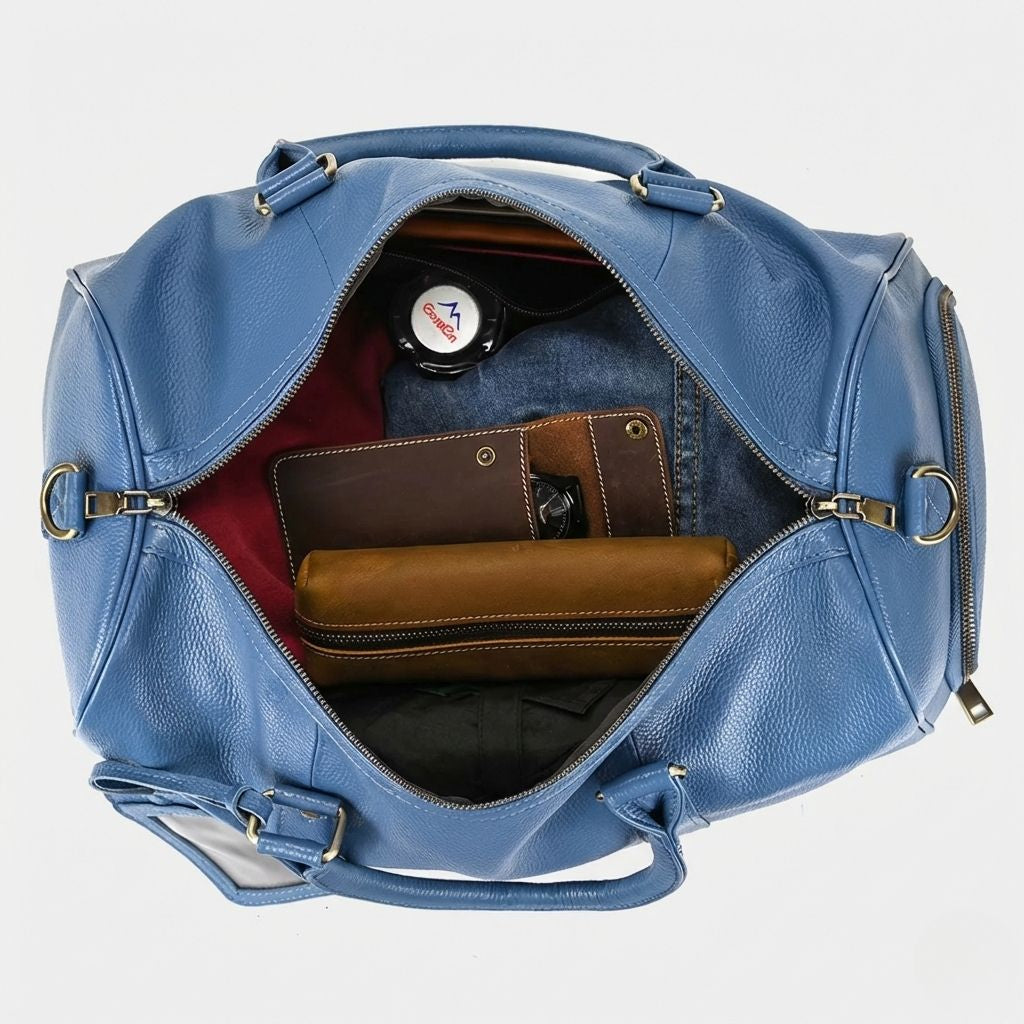 Intérieur ouvert du sac cabine bleu avec doublure rouge bordeaux et nombreux accessoires voyage