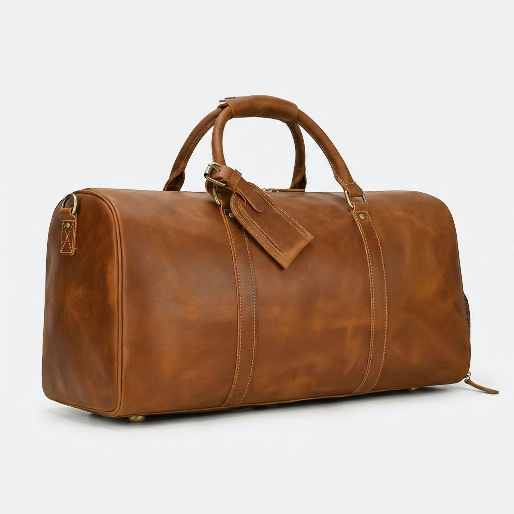 Sac de voyage cuir crazy horse cognac, vue arrière trois quarts, étiquette cuir et poche chaussures