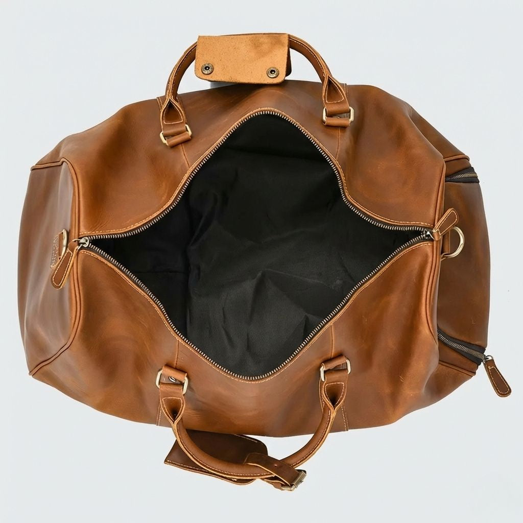 Intérieur vide du sac de voyage cuir crazy horse cognac, compartiment principal et doublure noire
