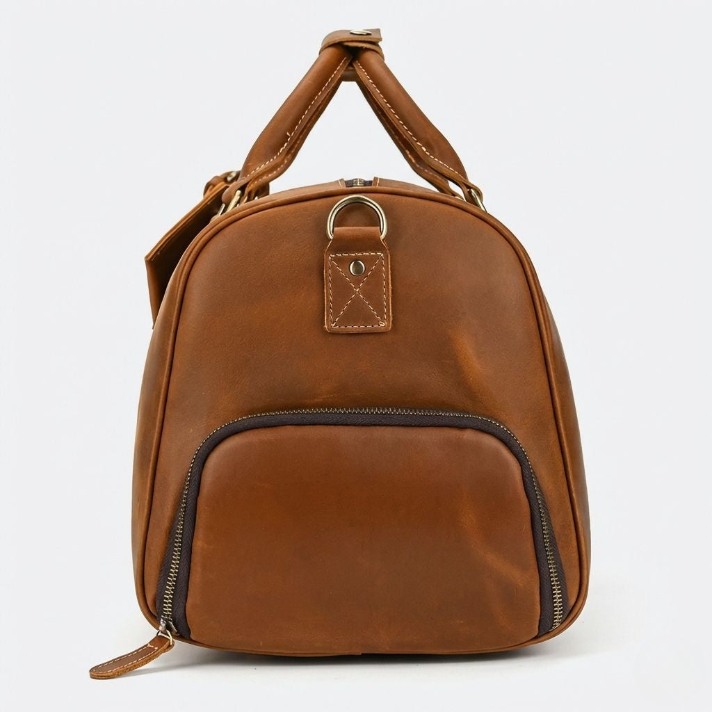 Profil droit du sac de voyage cuir crazy horse cognac, poche chaussures et poche extérieure zippée