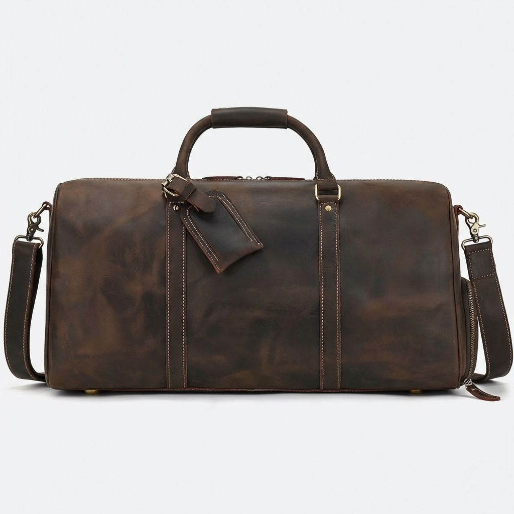 Sac de voyage cuir crazy horse brun foncé, vue de face, étiquette bagagiste cuir et bandoulière réglable