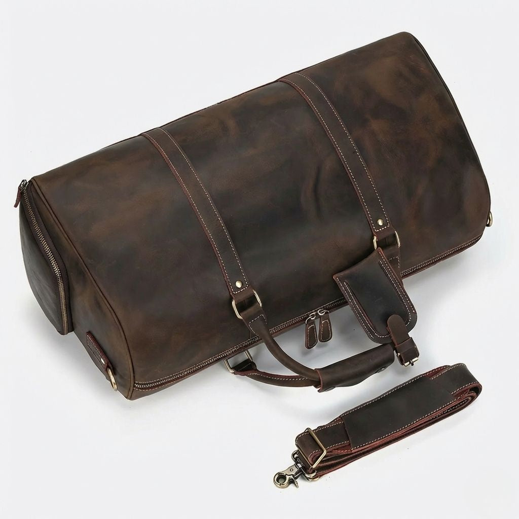 Sac de voyage cuir crazy horse brun foncé couché, bandoulière cuir détachée avec mousqueton bronze