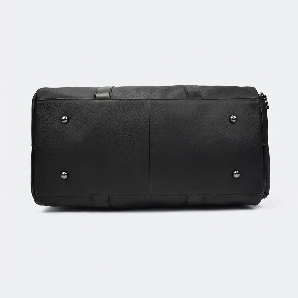 Vue de dessous du sac de voyage en cuir grainé noir, quatre pieds de protection en métal argenté aux coins Image