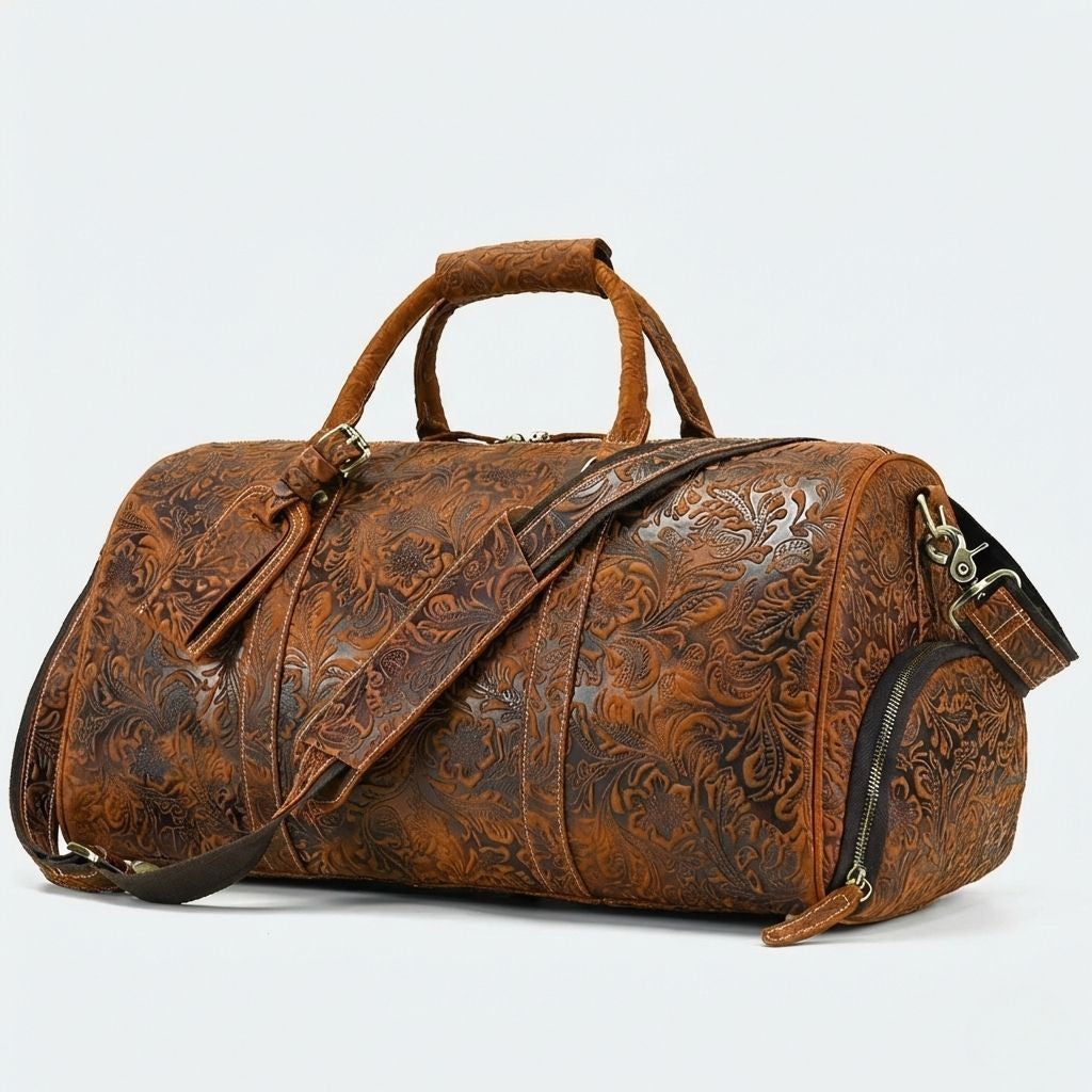 Sac de voyage cuir embossé floral coloris cognac chaud, vue 3/4 avec bandoulière et poche chaussures