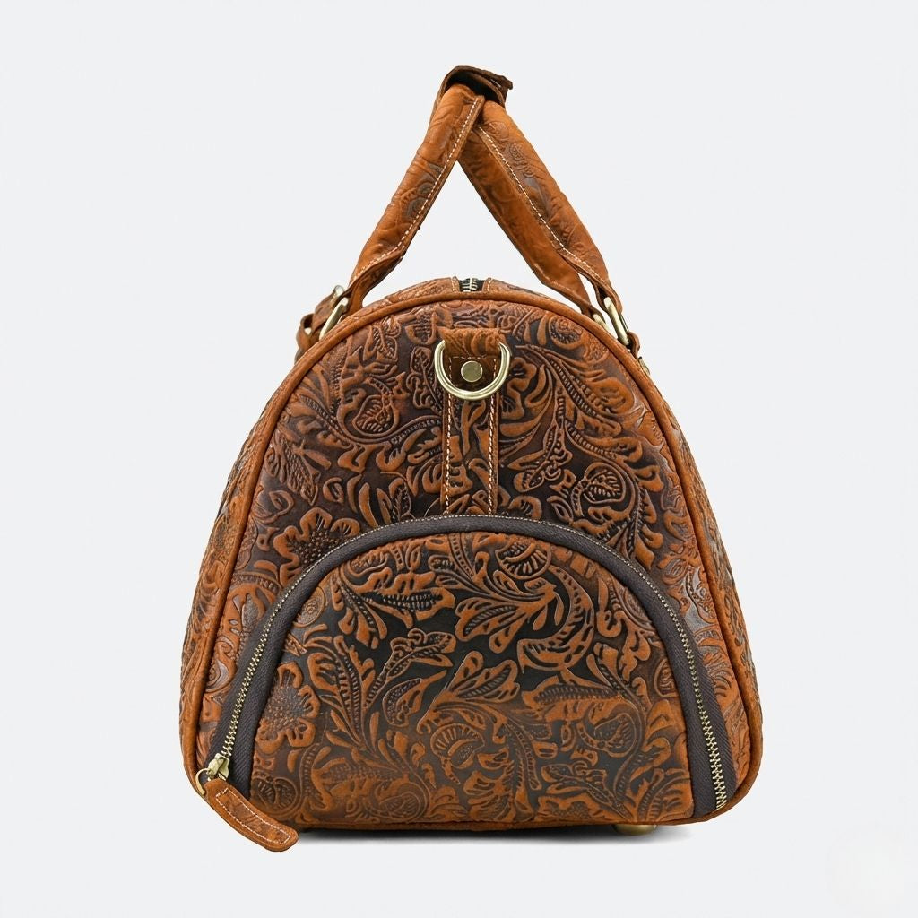Panneau latéral du sac cylindrique en cuir embossé floral brun, fermeture zip du compartiment chaussures