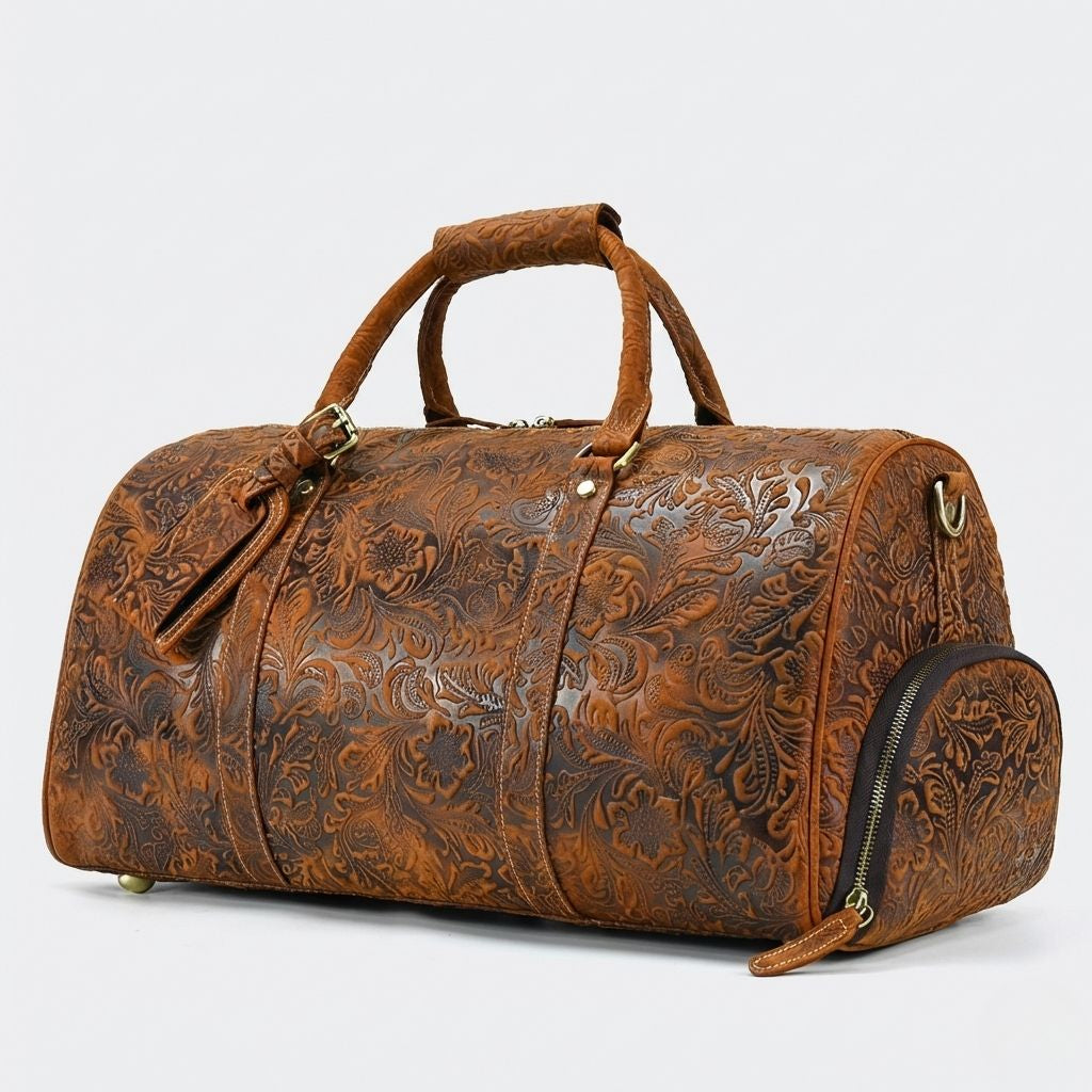 Sac de voyage cuir cognac clair embossé floral, vue de côté avec poche latérale chaussures et pieds protecteurs