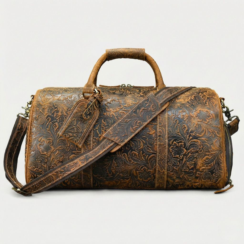 Vue de face du sac de voyage cuir cognac embossé floral avec bandoulière réglable et fermetures laiton
