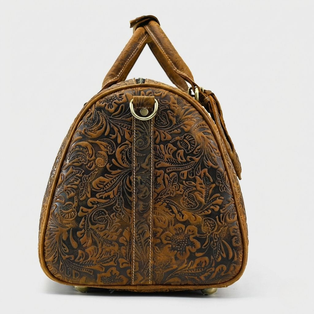 Vue du côté opposé du sac de voyage cuir brun foncé embossé floral, anneau d'attache bandoulière visible