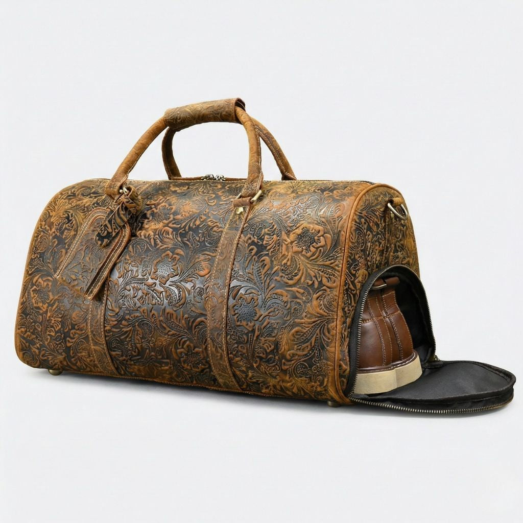Sac de voyage cuir cognac embossé floral - compartiment chaussures latéral ouvert avec une paire de chaussures