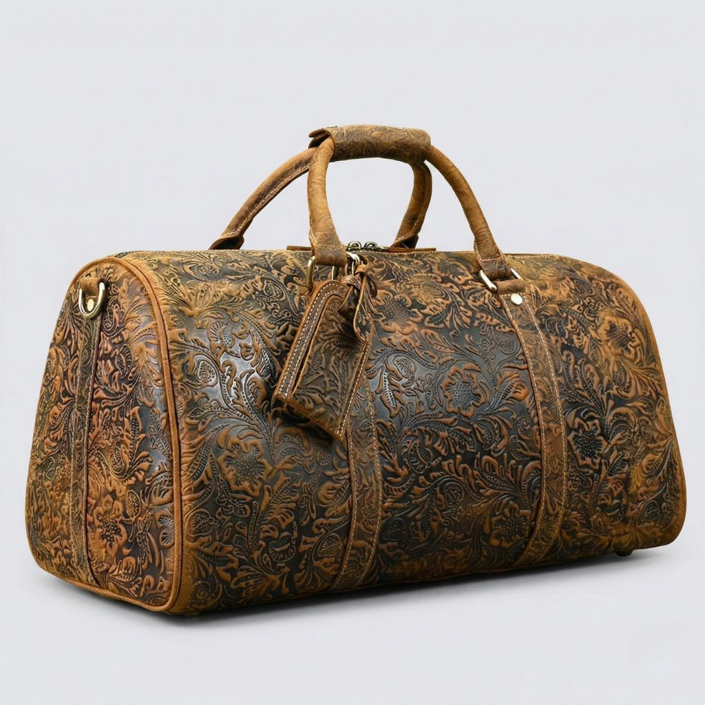 Vue arrière du sac de voyage en cuir brun embossé motifs floraux, pieds protecteurs laiton et fermeture latérale