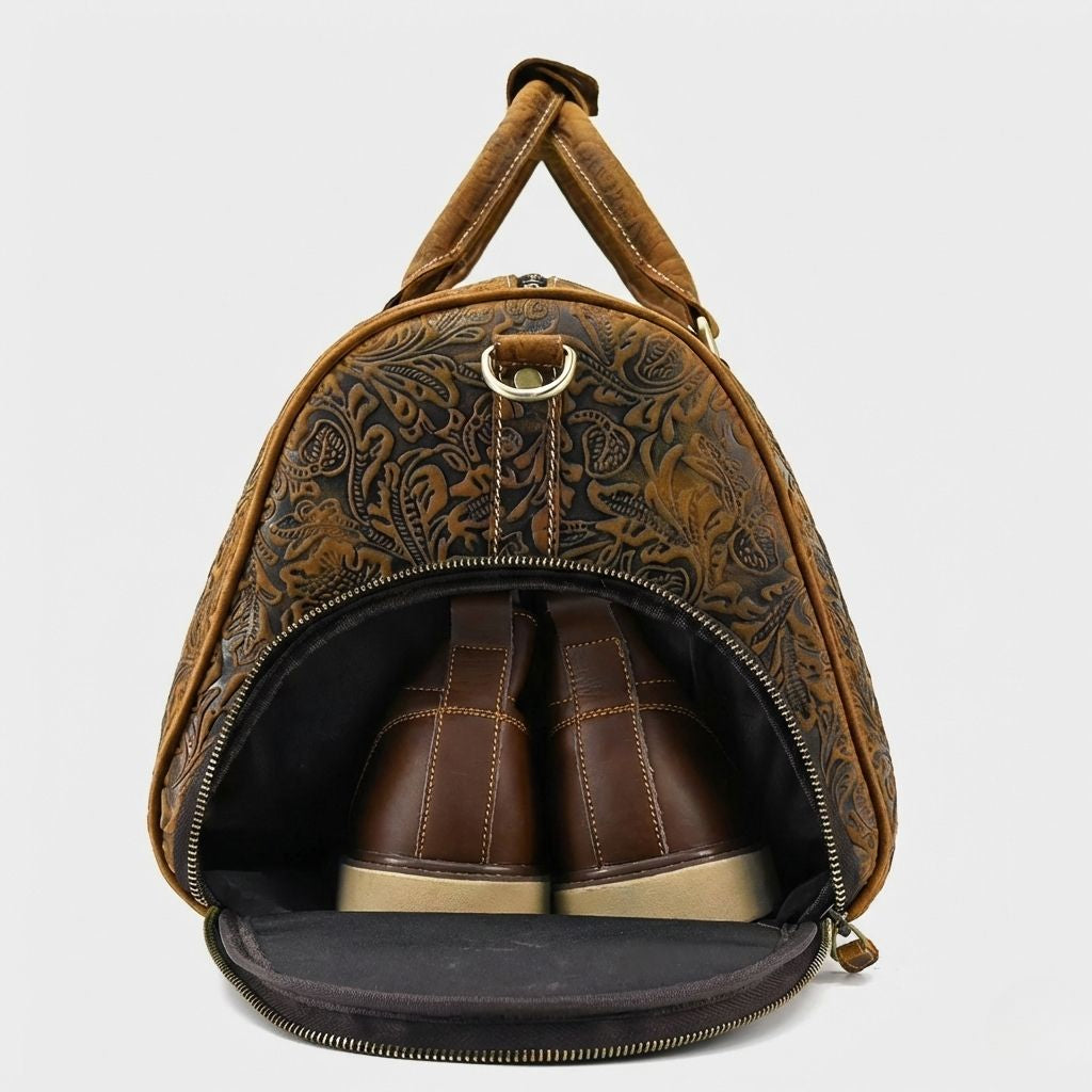 Poche chaussures d'un sac de voyage en cuir bicolore miel et brun embossé motif floral, chaussures en cuir visibles Image