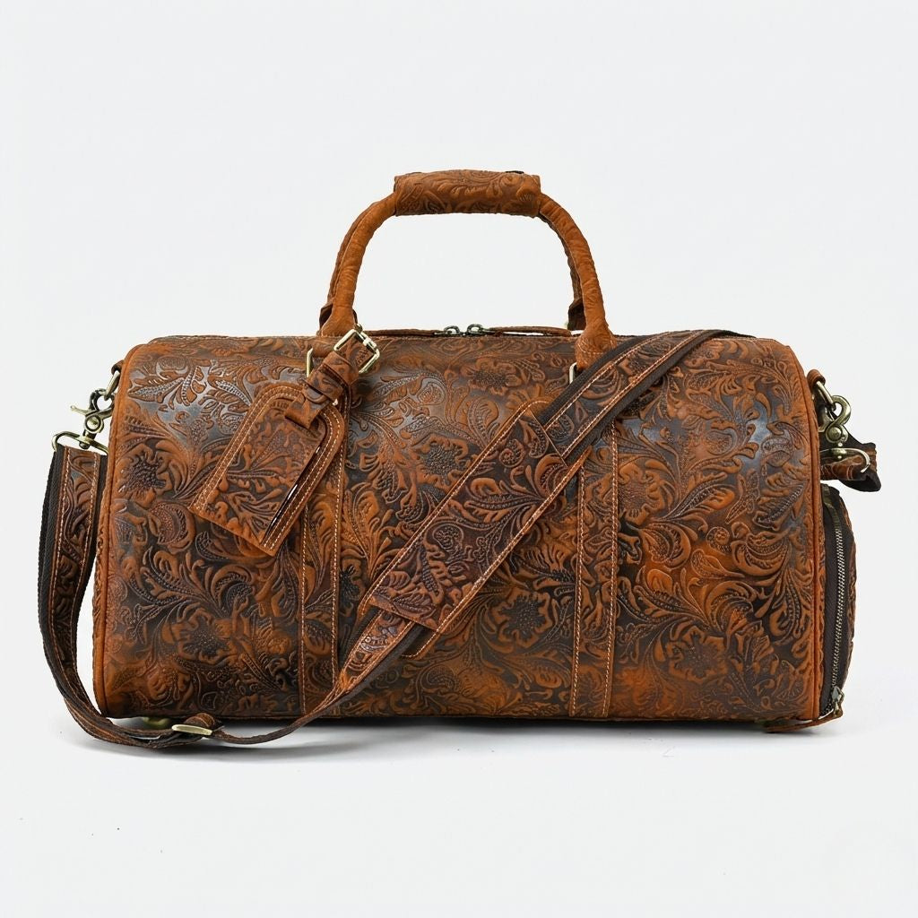 Vue frontale du sac de voyage cuir cognac avec étiquette bagage et bandoulière en diagonale, fermetures laiton