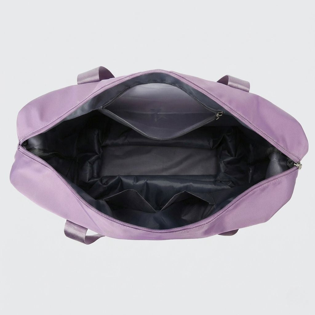 Compartiment vide du sac de voyage femme violet ouvert, vue plongeante, doublure noire et poche zippée interne