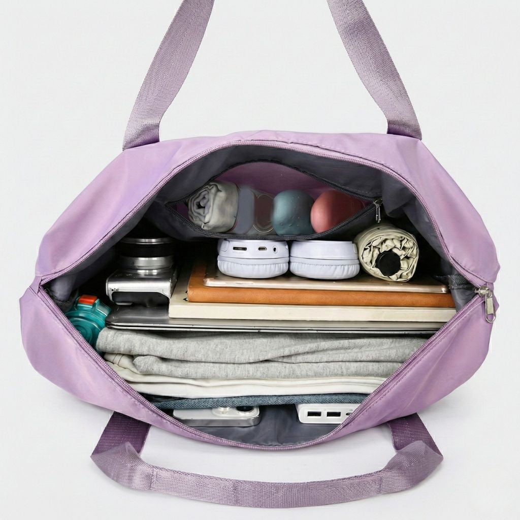 Intérieur du sac de voyage femme violet ouvert, organisé avec vêtements, ordinateur portable et accessoires Image