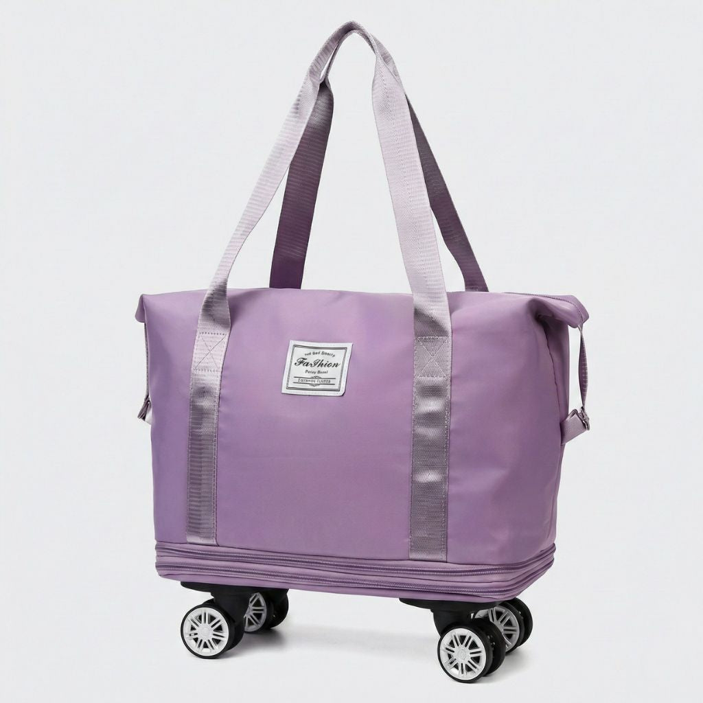 Sac de voyage femme violet lilas déplié en version haute sur quatre roulettes pivotantes et deux anses textiles