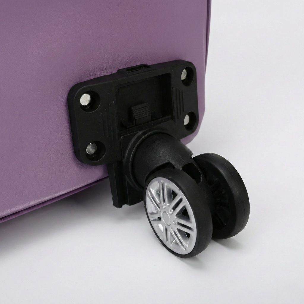Gros plan d'une roulette pivotante amovible du sac de voyage femme violet, axe plastique noir et jante argentée
