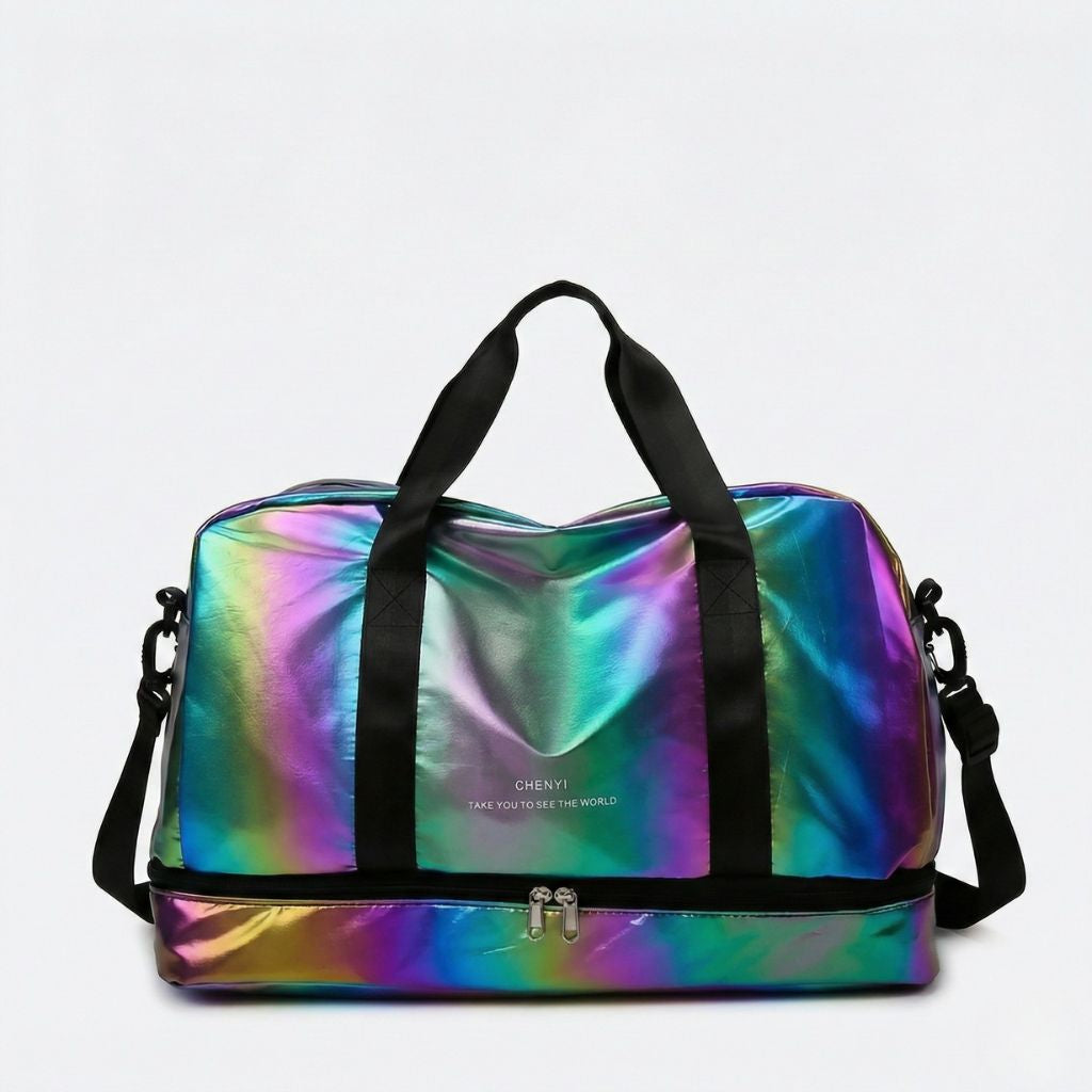 Sac de voyage femme holographique multicolore irisé, vue de face, poignées noires et poche chaussures zippée