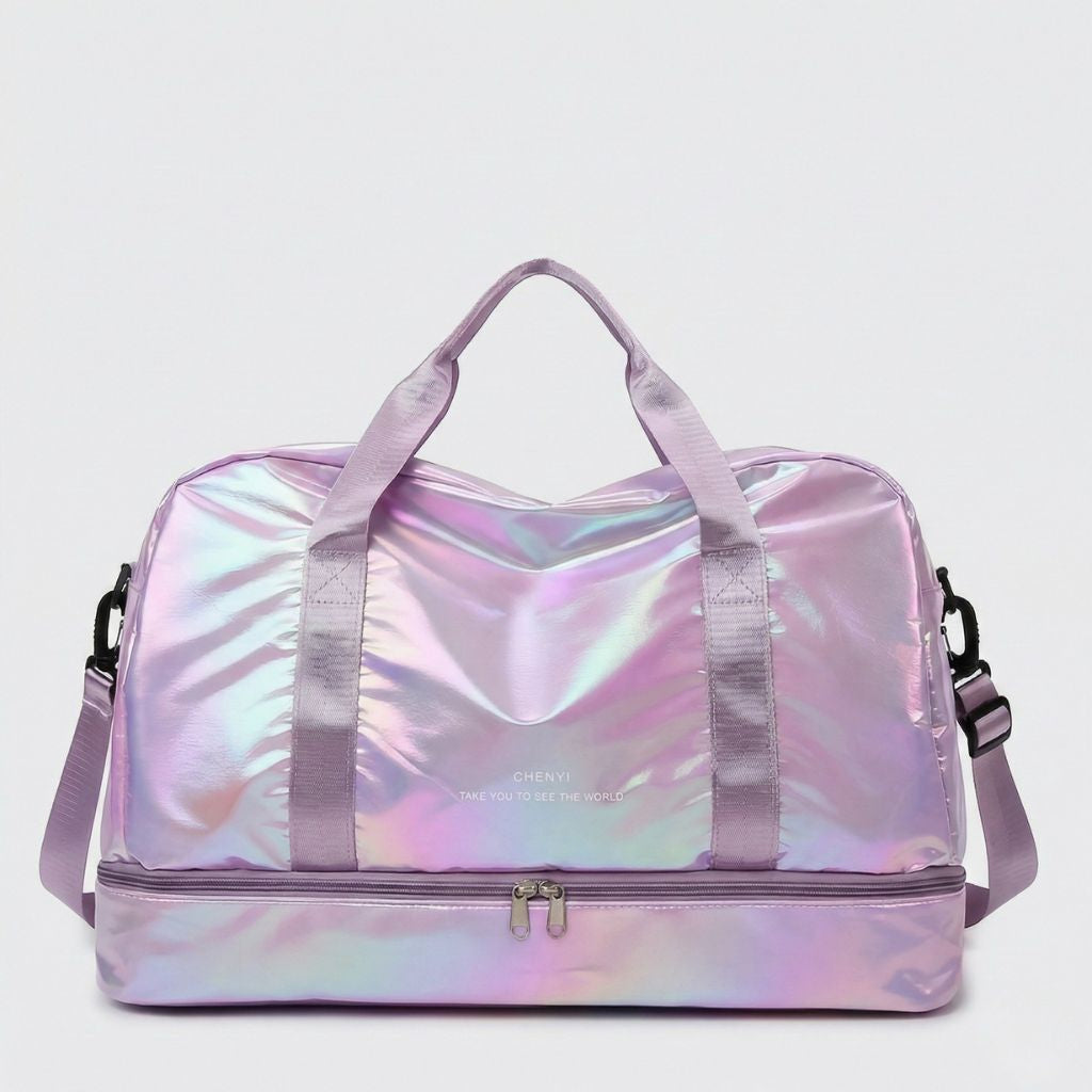 Sac de voyage femme rose lilas holographique irisé, vue de face, poignées et bandoulière, poche chaussures zippée